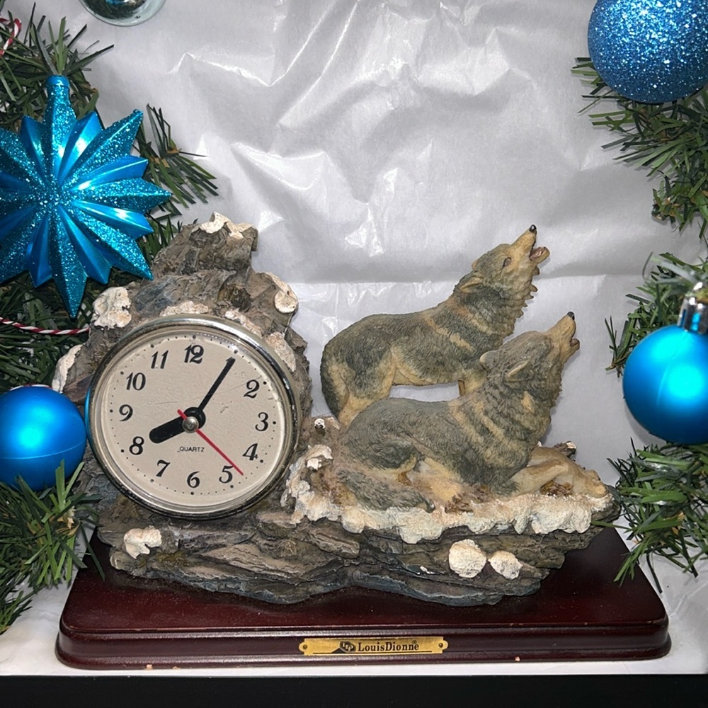 🔥🔥Vintage Louis Dionne clock with wolfs